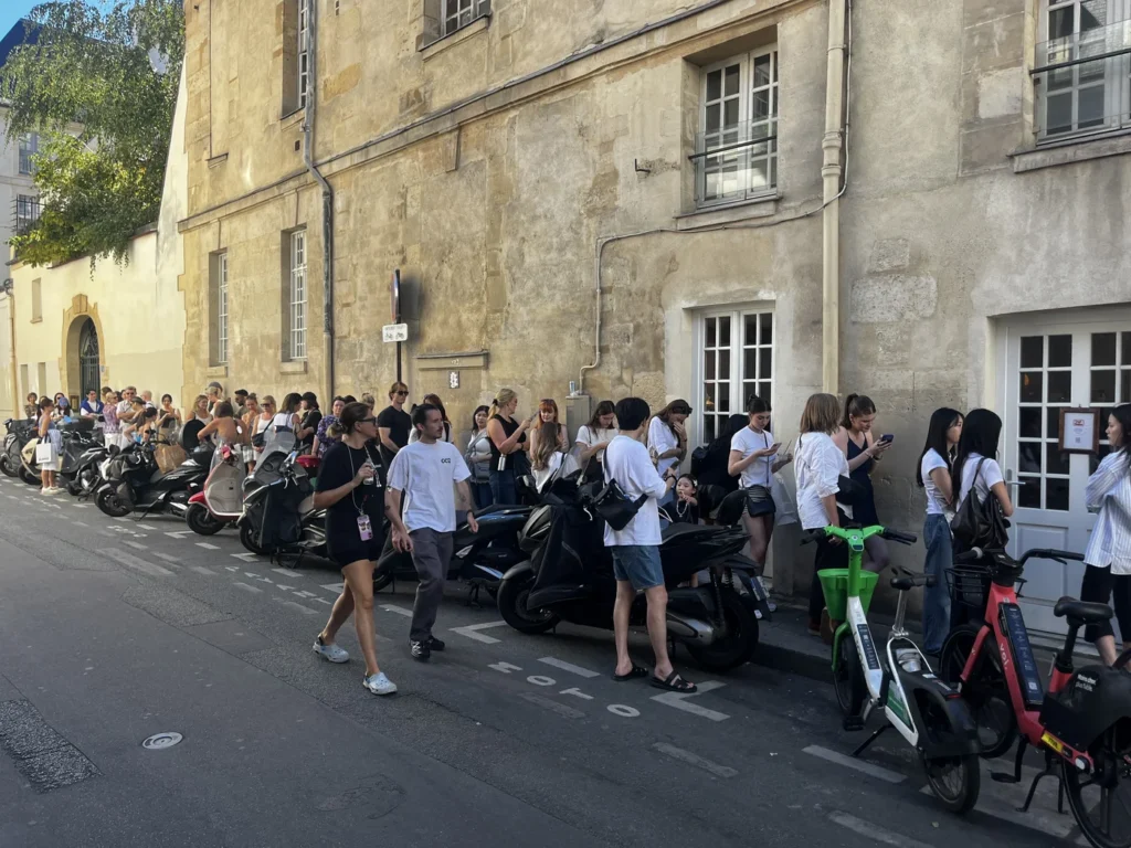 Qu'est-ce qui mérite le déplacement ? 1 file attente rue scooters