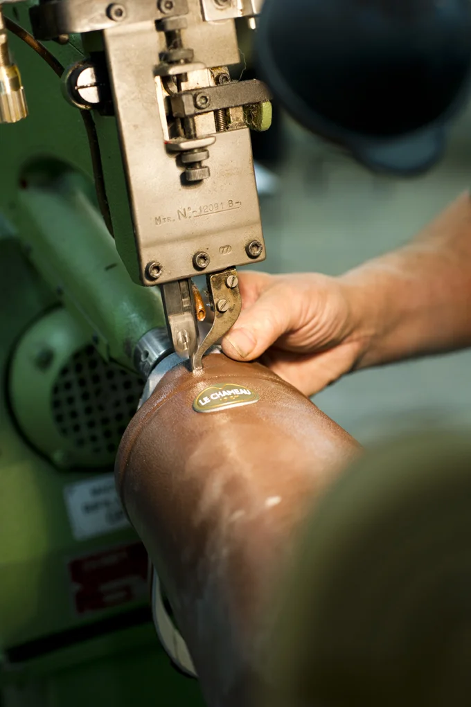 Le retail a un problème avec le mot « Maison » 3 Piqûre du cuir d'une botte Le Chameau à la machine