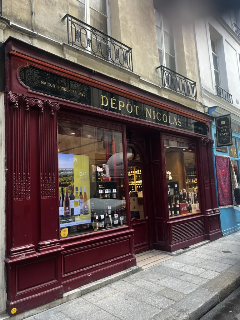 Le retail a un problème avec le mot « Maison » 1 Façade bordeaux et or du Dépôt Nicolas, île Saint-Louis à Paris
