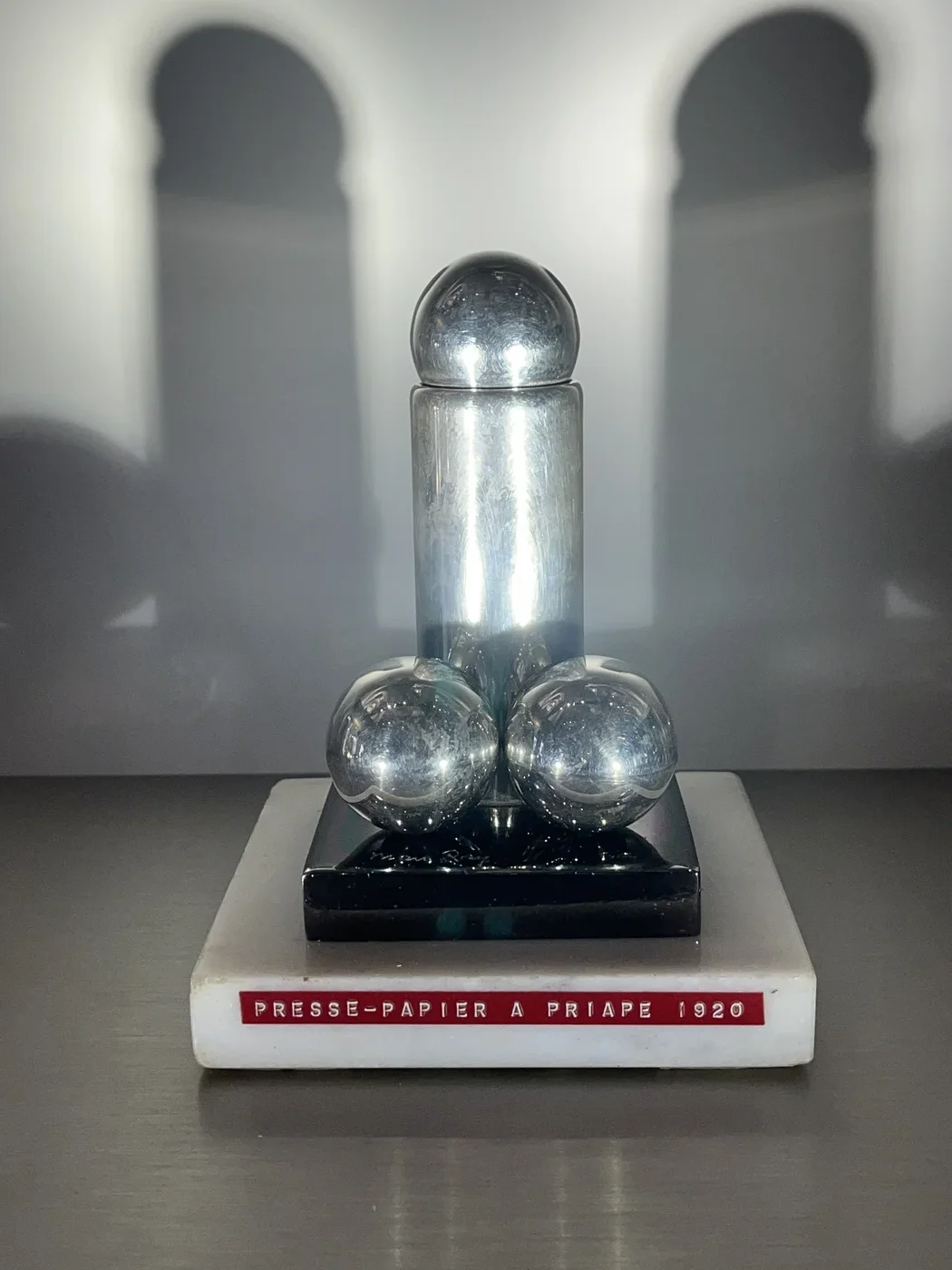 Pourquoi Revenir ? 5 Objet en métal de Man Ray, exposition chez Saint Laurent Rive Droite